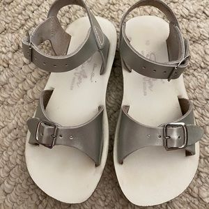 Kids Size 10 silver saltwater sandals